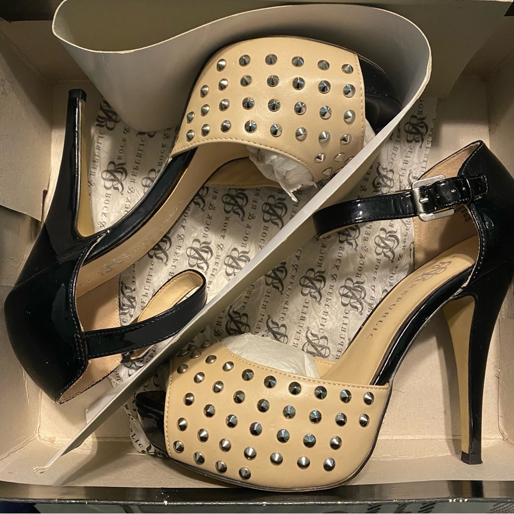 Fancy ladies peep toe platform shoes.